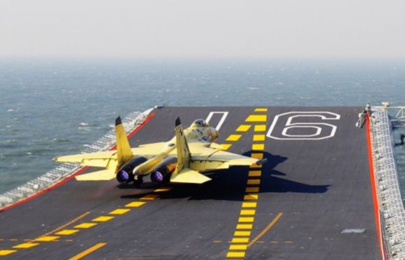 J-15 bersiap take-off dari kapal induk Liaoning J-15 di atas Liaoning