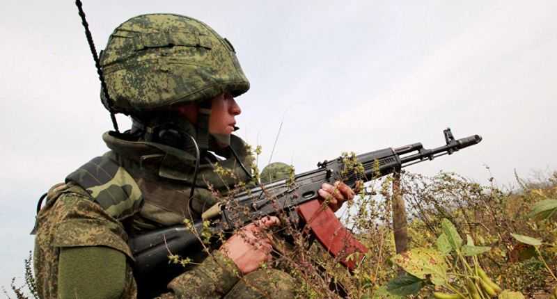 Tentara dan AK-47 Tentara dan AK-47