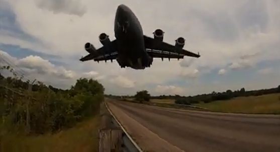 C-17 Globemaster mendarat rendah C-17 Globemaster mendarat rendah