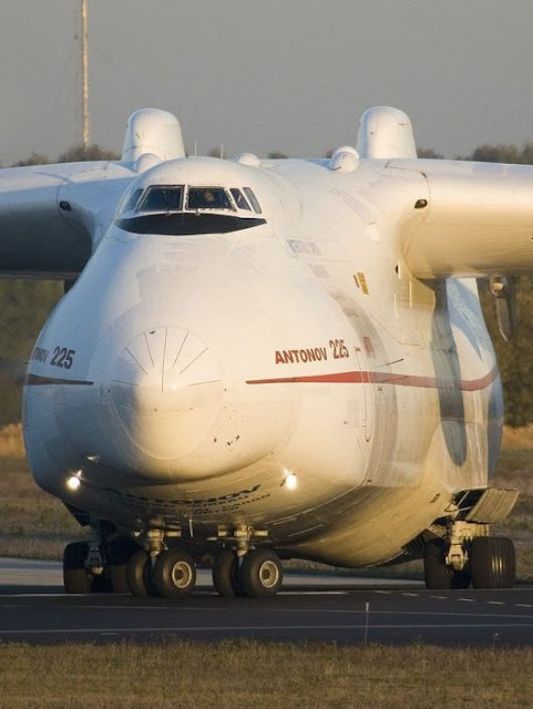 Antonov AN-225 pesawat kargo terbesar di dunia