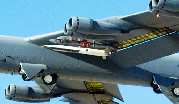 X-51A Waverider di sayap B-52 X-51A Waverider di sayap B-52