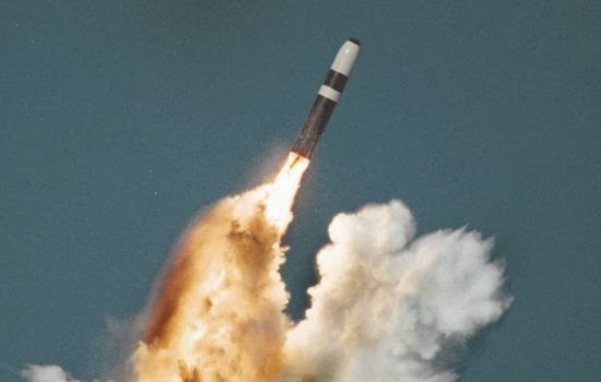 Rudal Trident diluncurkan dari kapal selam kelas Vanguard Rudal Trident