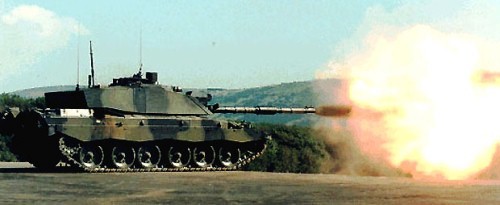 Tank Challenger 2 Challenger 2 menembakkan meriamnya