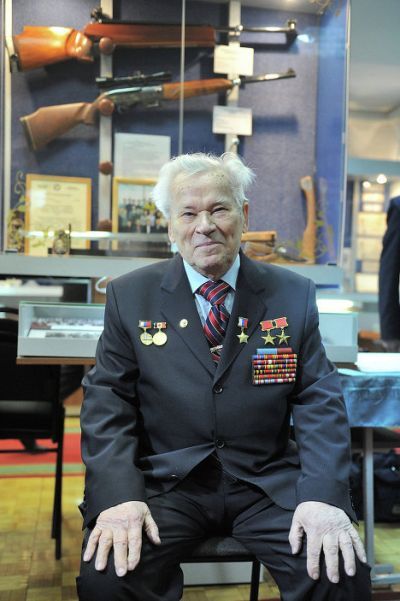 Mikhail Kalashnikov Sang penemu AK-47