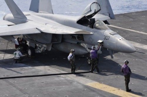 F/A 18 Super Hornet mengisi bahan bakar F/A 18 Super Hornet mengisi bahan bakar