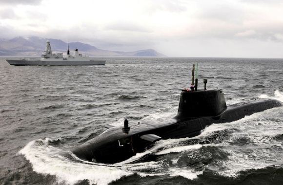 Kapal perusak Type 45 dan kapal selam nuklir Astute Kapal perusak Type 45 dan kapal selam nuklir Astute