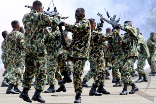 Prajurit Marinir TNI AL melakukan demontrasi perkelahian Sangkur dan Mixed Martial Art Marinir