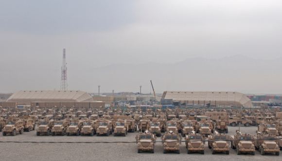 Kendaraan-kendaraan militer AS yang siap untuk ditarik mundur dari Afghanistan Kendaraan-kendaraan militer AS yang siap untuk ditarik mundur dari Afghanistan