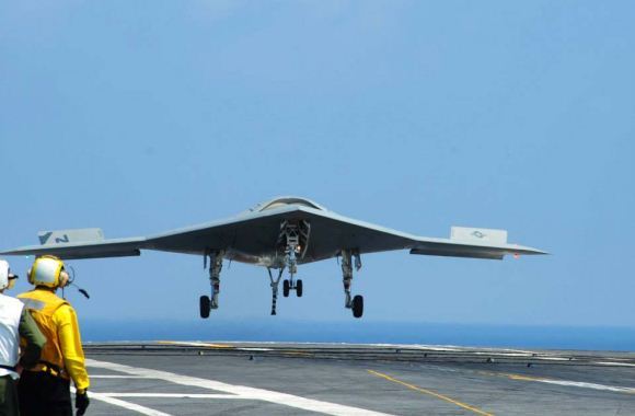X-47B mendarat di USS Theodore Roosevelt X-47B mendarat di USS Theodore Roosevelt