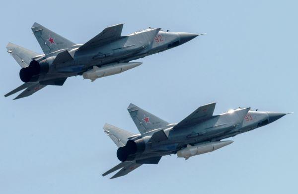 Rudal Khinzal pada MiG-31 Rudal Khinzal pada MiG-31