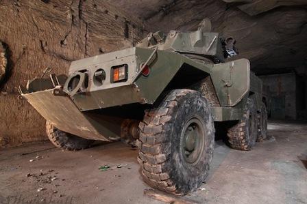 Kendaraan lapis baja 6 roda