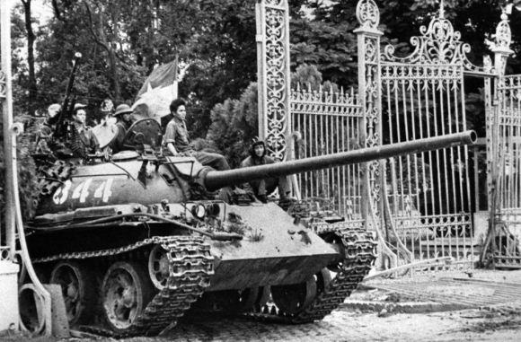 Tank Vietnam Utara Tank Vietnam Utara melewati gerbang istana presiden