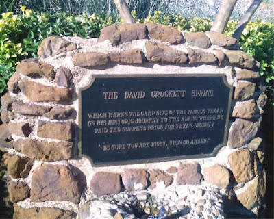 dikenang di monumen