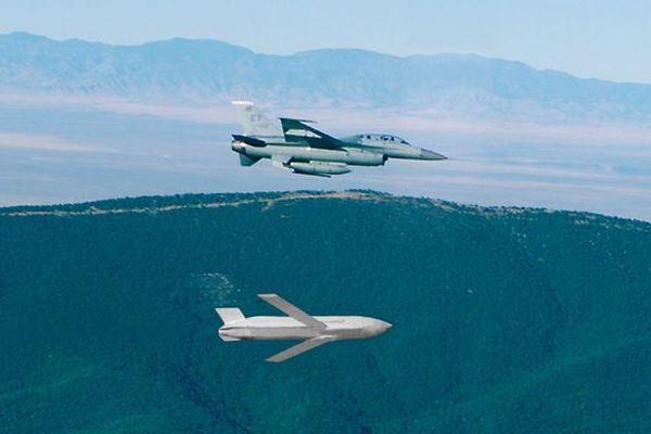 F-16 meluncurkan rudal JASSM-ER F-16 meluncurkan rudal JASSM-ER