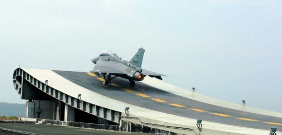 Tejas lepas landas dari https://www.artileri.org/2014/12/prototipe-pertama-tejas-versi-angkatan.html