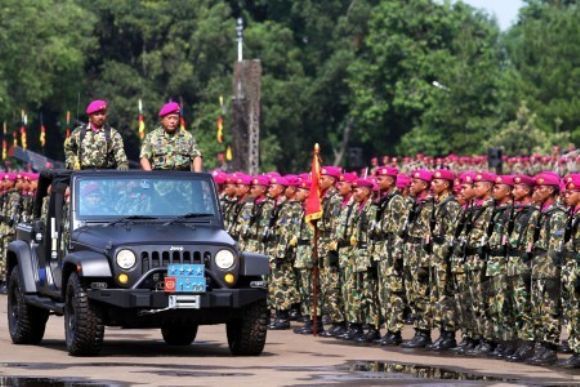 Kasal Laksamana TNI Soeparno memeriksa pasukan pada upacara HUT ke-67 Korps Marinir TNI AL