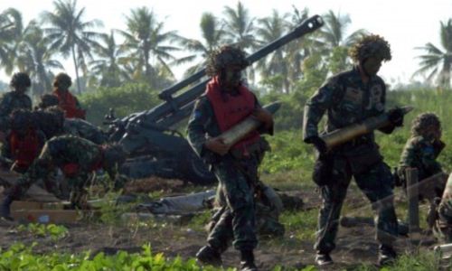 Persiapan amunisi Howitzer 105
