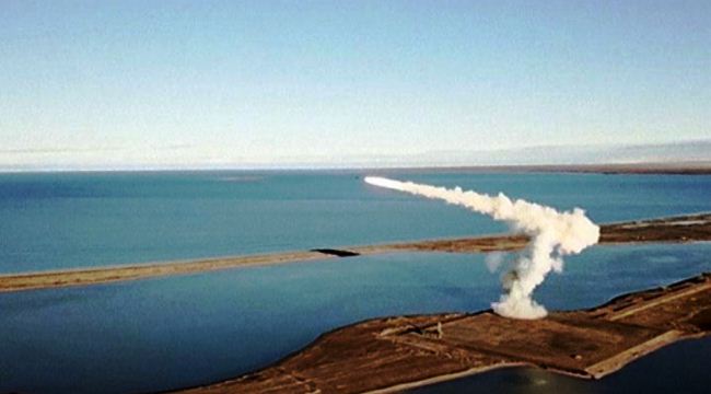 Sistem pertahanan Bastion menembakkan rudal P8 Oniks Sistem pertahanan Bastion menembakkan rudal P8 Oniks