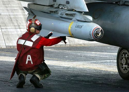Rudal AGM-65 Dilengkapkan pada F/A 18 Super Hornet