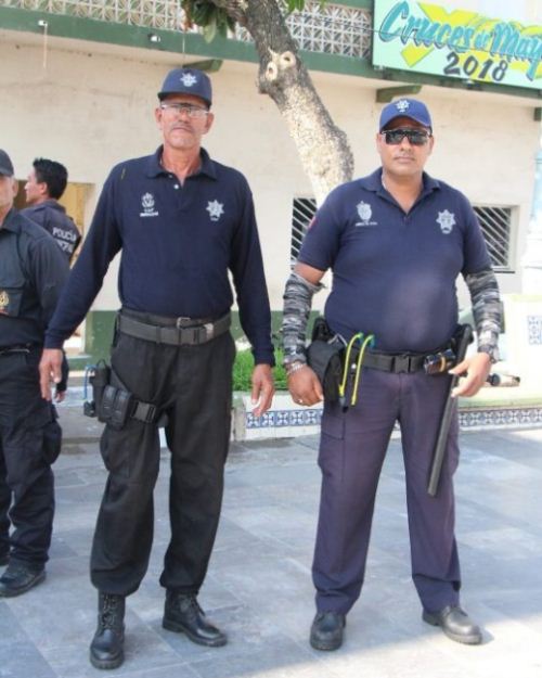 Polisi Meksiko berpose dengan ketapel dan batu Polisi Meksiko berpose dengan ketapel dan batu