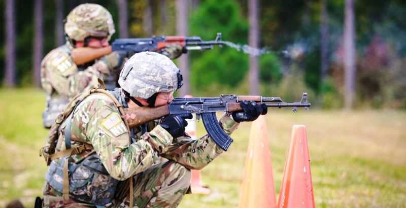 Tentara dan AK-47 Tentara dan AK-47