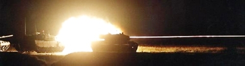 Tank Leopard 2 A4 menembak di malam hari