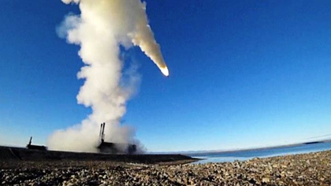 Sistem pertahanan Bastion menembakkan rudal P8 Oniks Sistem pertahanan Bastion menembakkan rudal P8 Oniks
