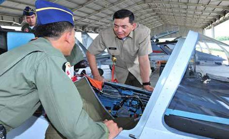 Wamenhan meninjau Skadron 11 Sukhoi di Makassar Wamenhan meninjau Skadron 11 Sukhoi di Makassar