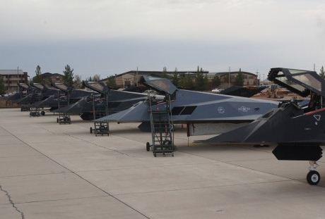F-117 berwarna abu-abu F-117 berwarna abu-abu