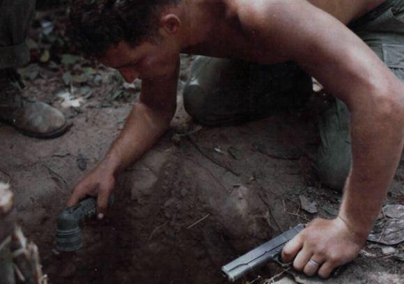 Tentara AS memeriksa lubang Viet cong Tentara AS memeriksa lubang Viet cong