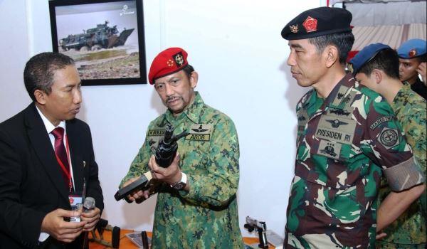 Jokowi dan Sultan Brunei Jokowi dan Sultan Brunei