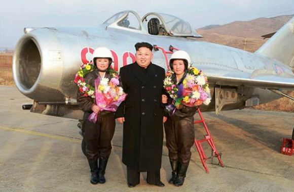 Kim Jong-un foto bersama pilot wanita dan MiG-15