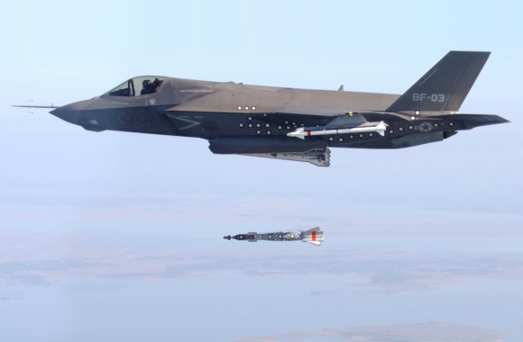 F-35B menjatuhkan bom F-35B menjatuhkan bom
