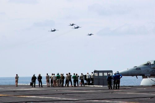 Pemandangan dari kapal induk AS USS George Washington USS George Washington