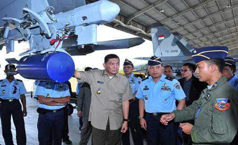 Wamenhan meninjau Skadron 11 Sukhoi di Makassar Wamenhan meninjau Skadron 11 Sukhoi di Makassar