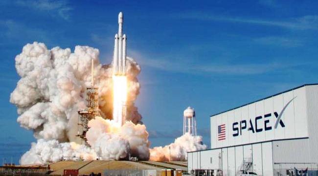 Peluncuran Roket Falcon Heavy milik SpaceX Peluncuran Roket Falcon Heavy milik SpaceX