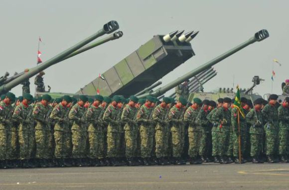 Astros II Peluncur MLRS Astros II pada HUT TNI 2012