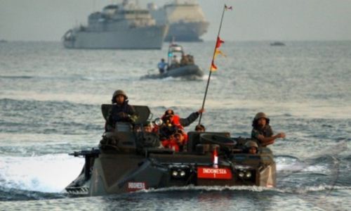 Presiden SBY di tank amfibi Marinir