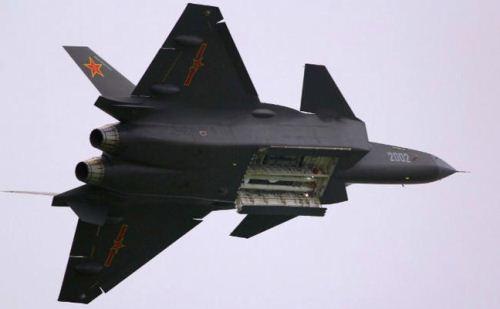 J-20 dengan weapon bay terbuka J-20 dengan weapon bay terbuka