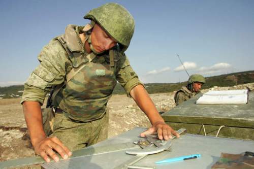 Komando mempelajari target penembakan
