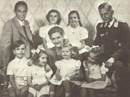 Joseph Goebbels dan Magda Goebbels bersama keluarga Joseph Goebbels dan Magda Goebbels bersama keluarga