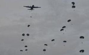 Penerjunan dengan C-130 di Tarakan Penerjunan dengan C-130 di Tarakan