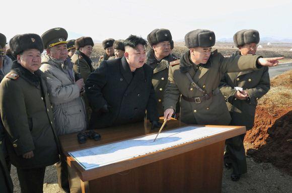 Kim Jong Un memantau latihan perang Kim Jong Un memantau latihan perang